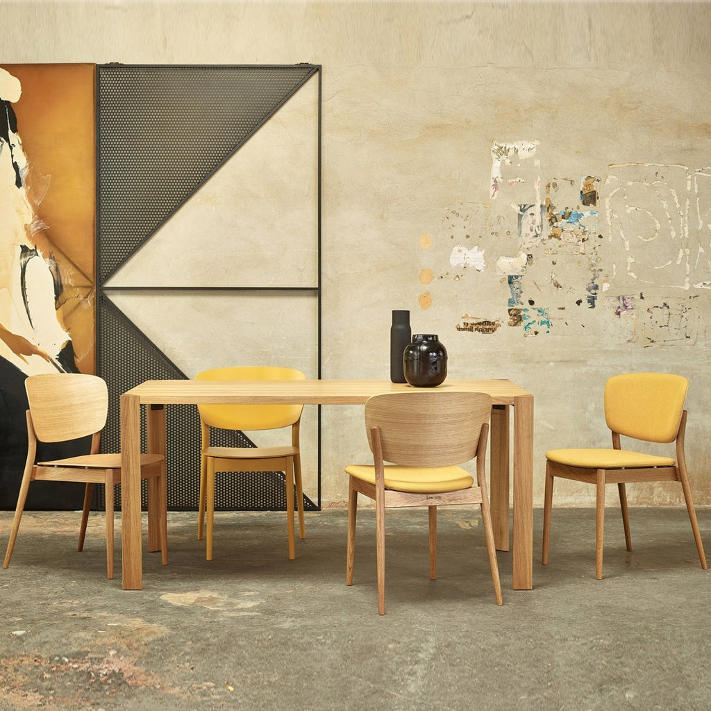 Sedia da pranzo Nordic Classic in rovere massiccio e imbottita, con schienale ergonomico e design impilabile per sala da pranzo
