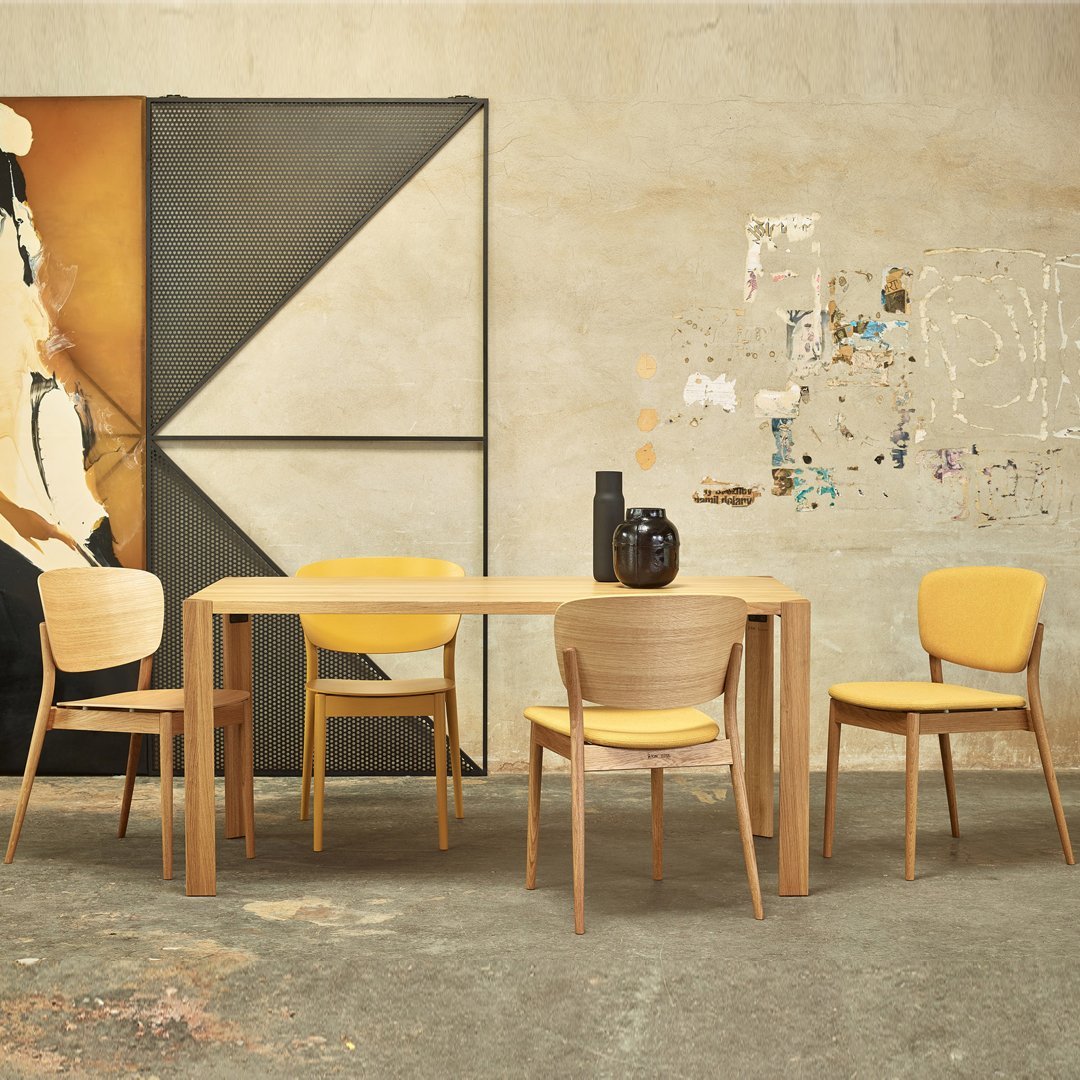 Sedia da pranzo Nordic Classic in rovere massiccio e imbottita, con schienale ergonomico e design impilabile per sala da pranzo