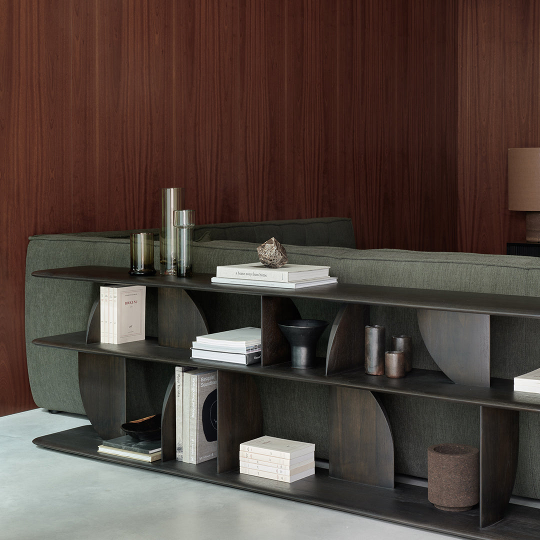 Consolle in teak geometrica e giocosa con angoli intersecanti di luci e ombre per l'ingresso