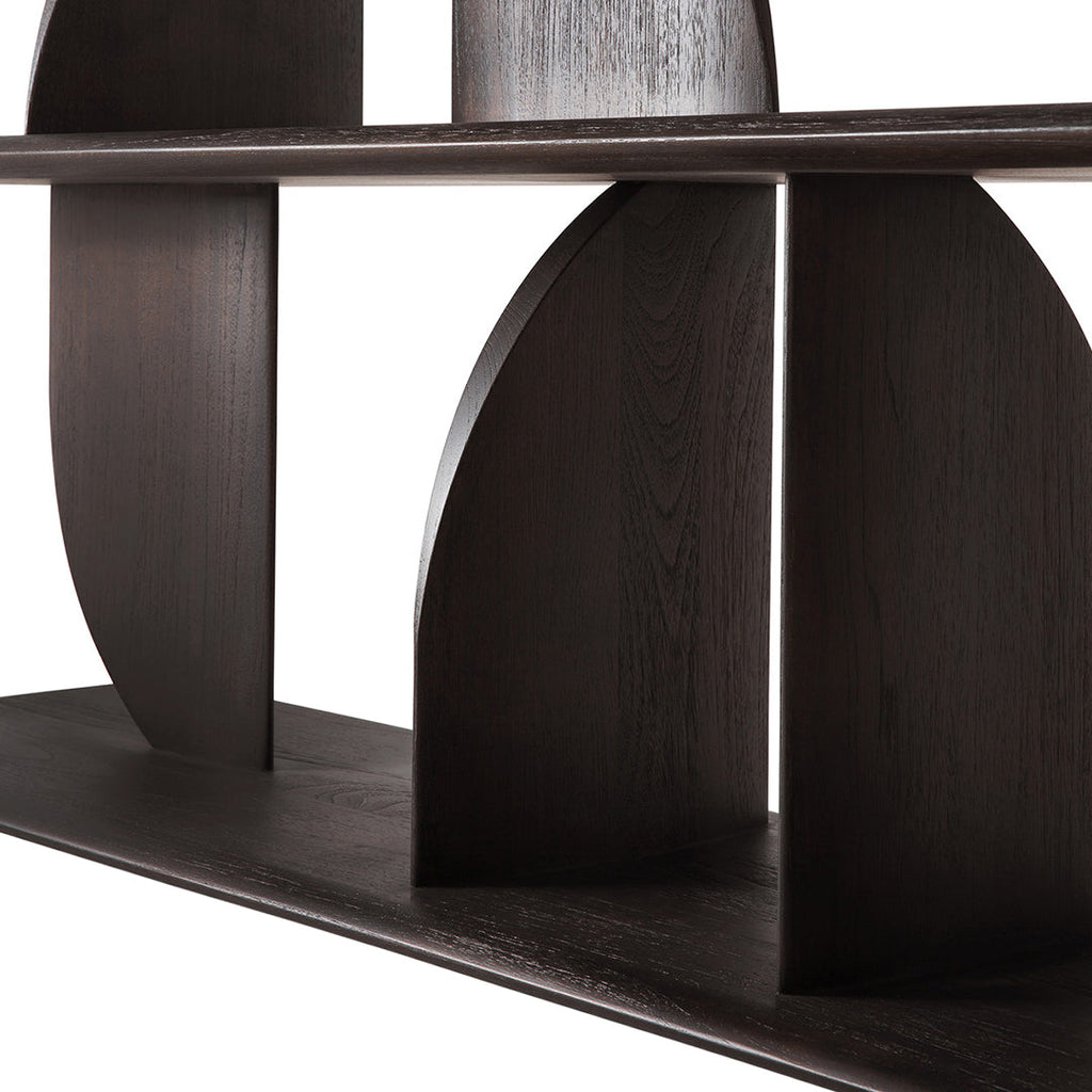 Consolle in teak geometrica e giocosa con angoli intersecanti di luci e ombre per l'ingresso