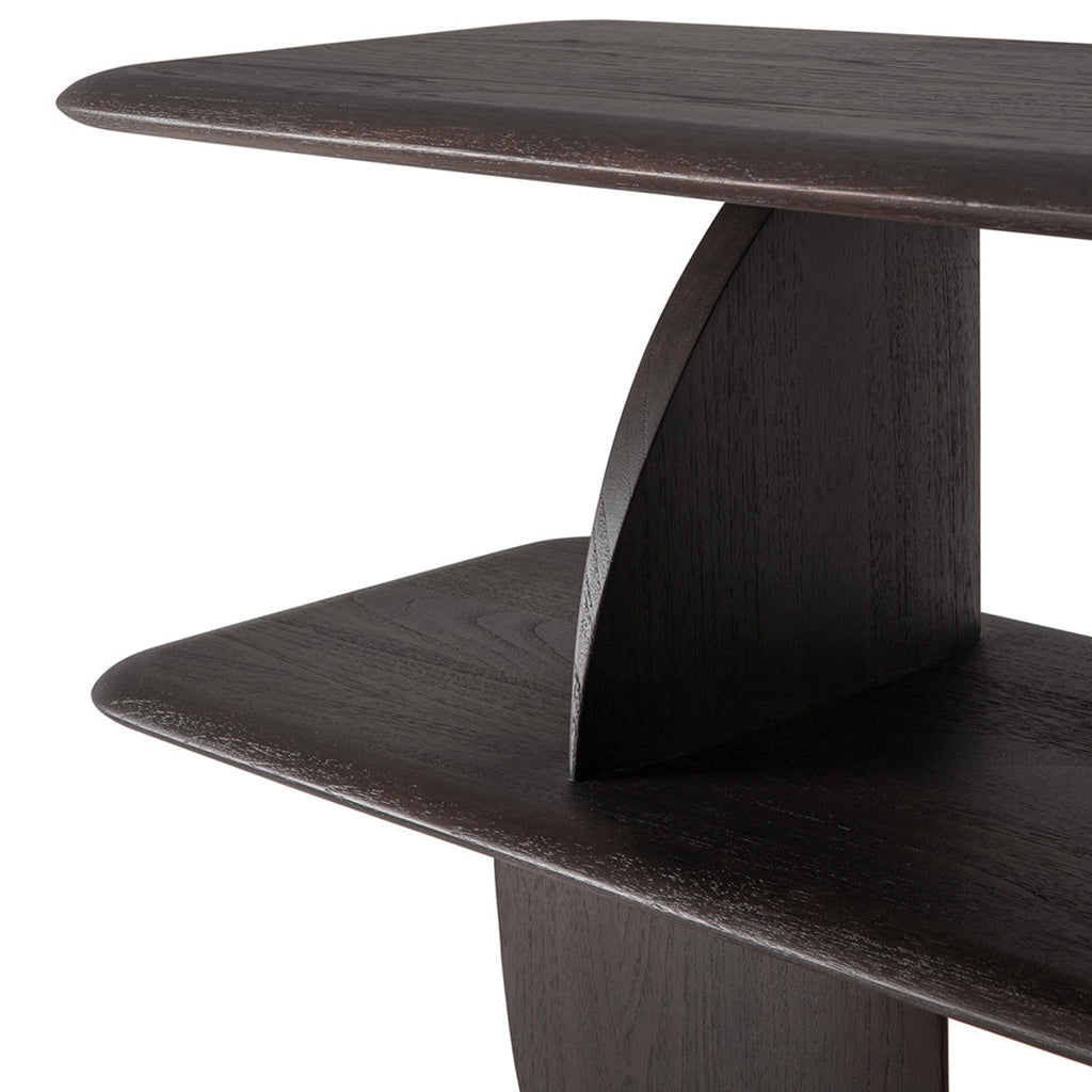 Consolle in teak geometrica e giocosa con angoli intersecanti di luci e ombre per l'ingresso