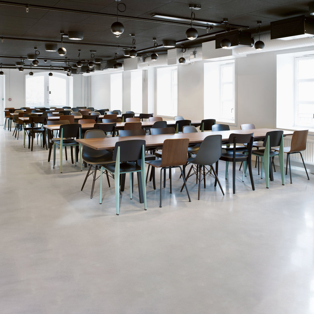 Sedia standard con tubo d'acciaio estetico ingegneristico e legno massello con design strutturale di Jean Prouvé per sala da pranzo