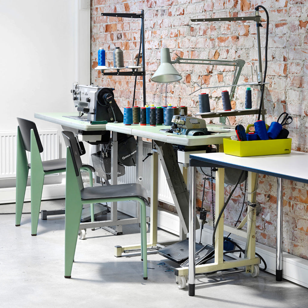 Sedia standard con tubo d'acciaio estetico ingegneristico e legno massello con design strutturale di Jean Prouvé per sala da pranzo