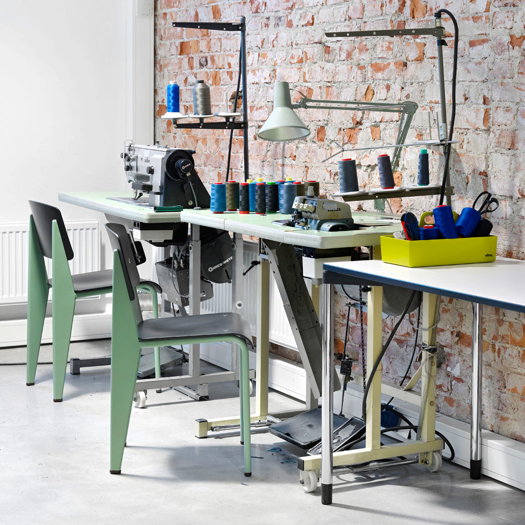 Sedia standard con tubo d'acciaio estetico ingegneristico e legno massello con design strutturale di Jean Prouvé per sala da pranzo