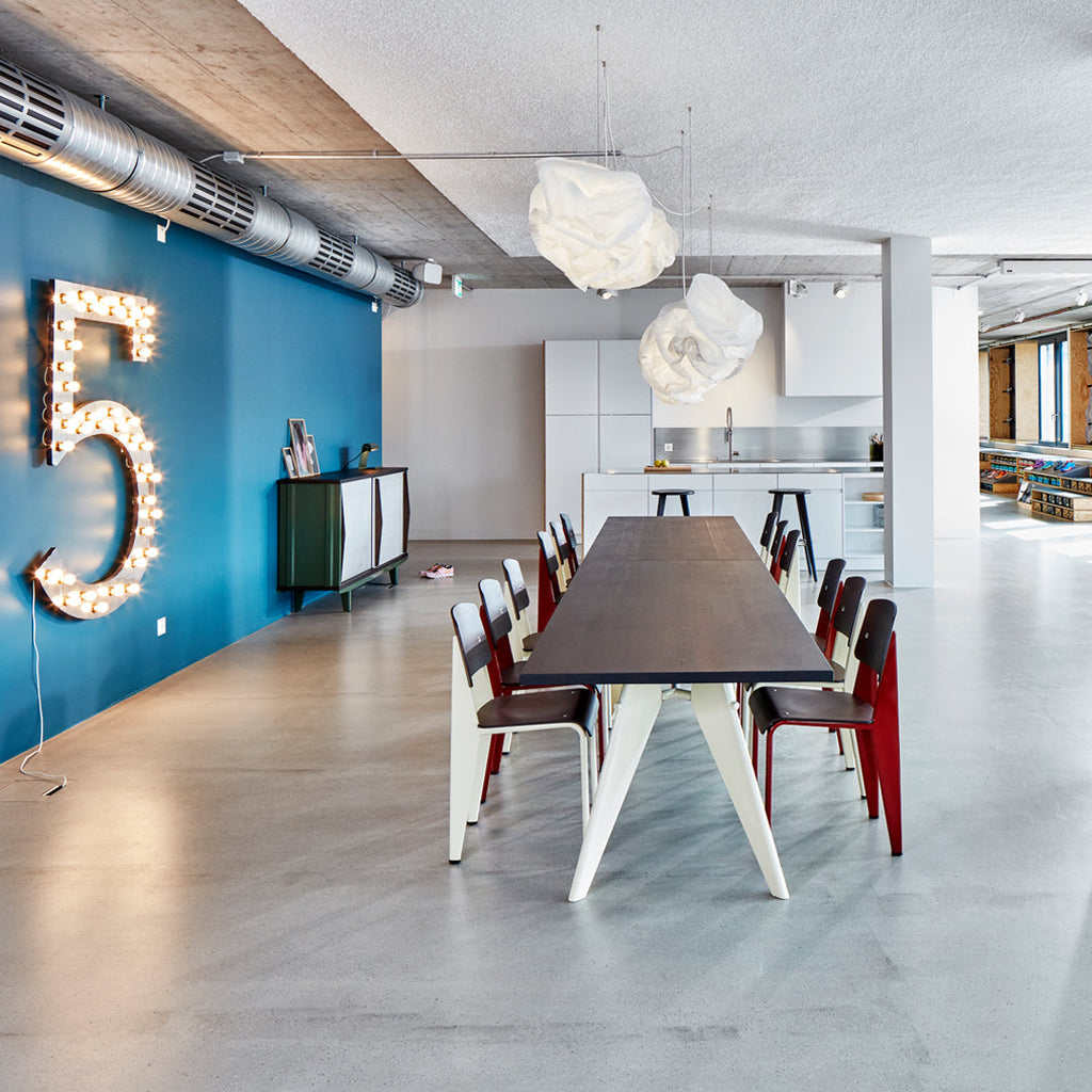 Sedia standard con tubo d'acciaio estetico ingegneristico e legno massello con design strutturale di Jean Prouvé per sala da pranzo