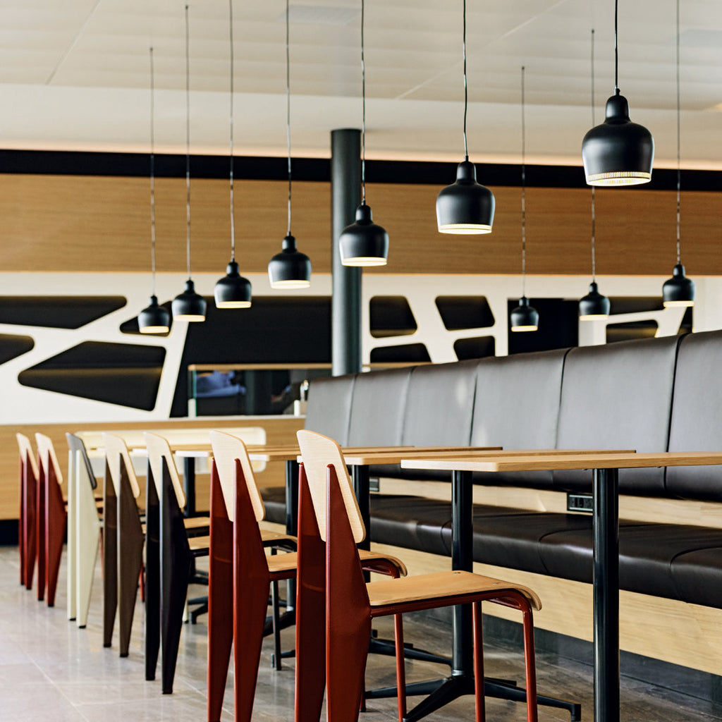 Sedia standard con tubo d'acciaio estetico ingegneristico e legno massello con design strutturale di Jean Prouvé per sala da pranzo