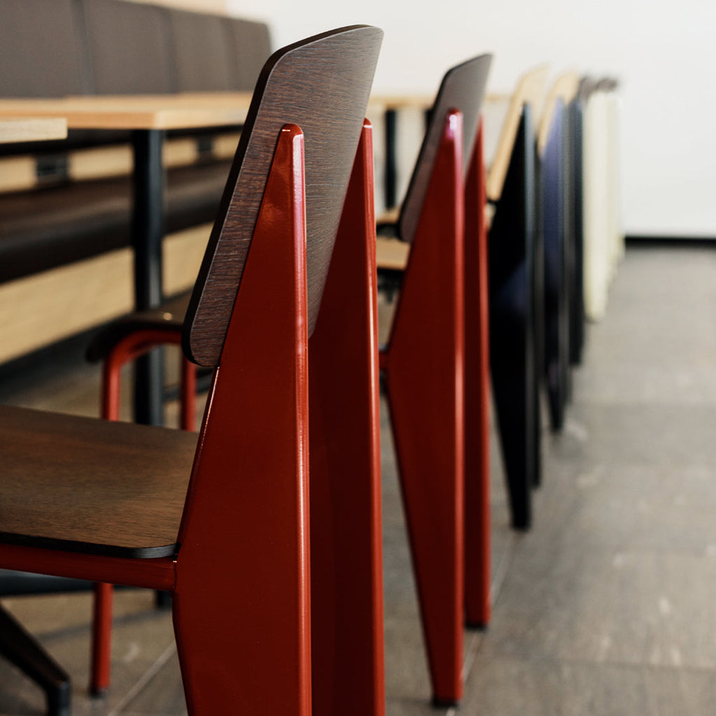 Sedia standard con tubo d'acciaio estetico ingegneristico e legno massello con design strutturale di Jean Prouvé per sala da pranzo