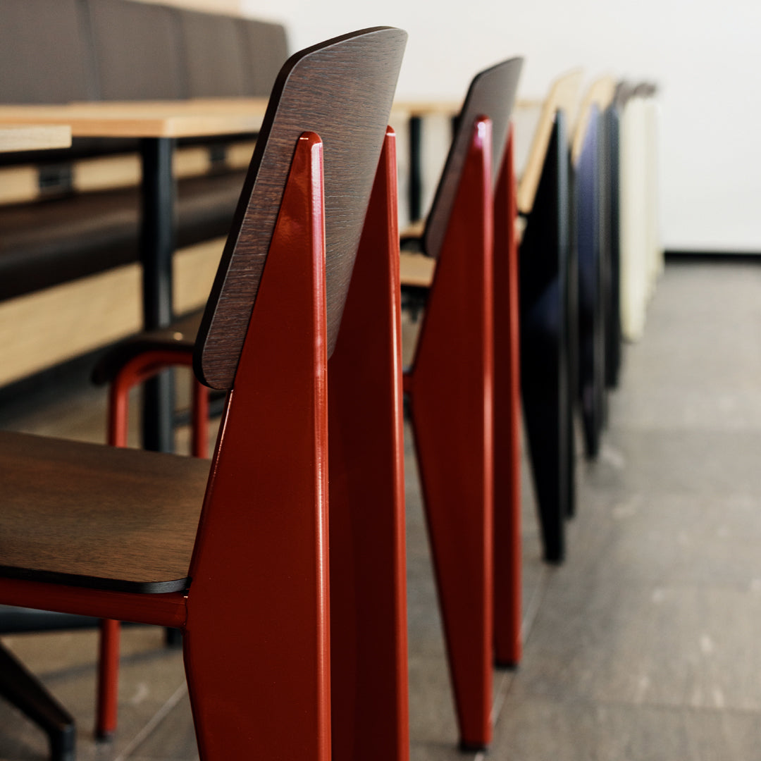 Sedia standard con tubo d'acciaio estetico ingegneristico e legno massello con design strutturale di Jean Prouvé per sala da pranzo