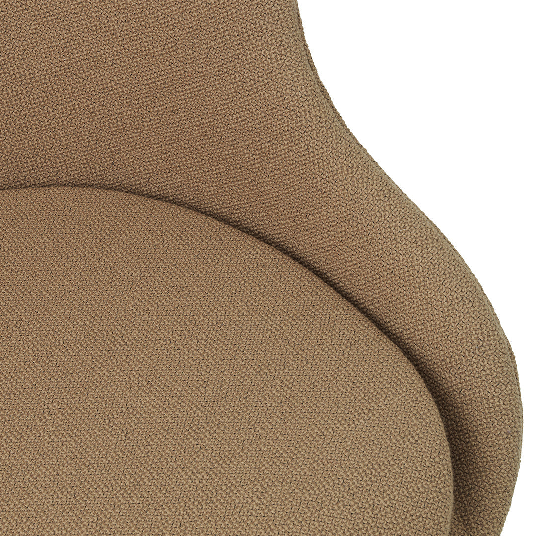 Poltrona lounge imbottita bassa girevole Nordic Hygge con forma avvolgente a sponda alta per il soggiorno