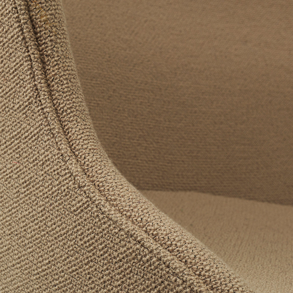 Poltrona lounge imbottita bassa girevole Nordic Hygge con forma avvolgente a sponda alta per il soggiorno