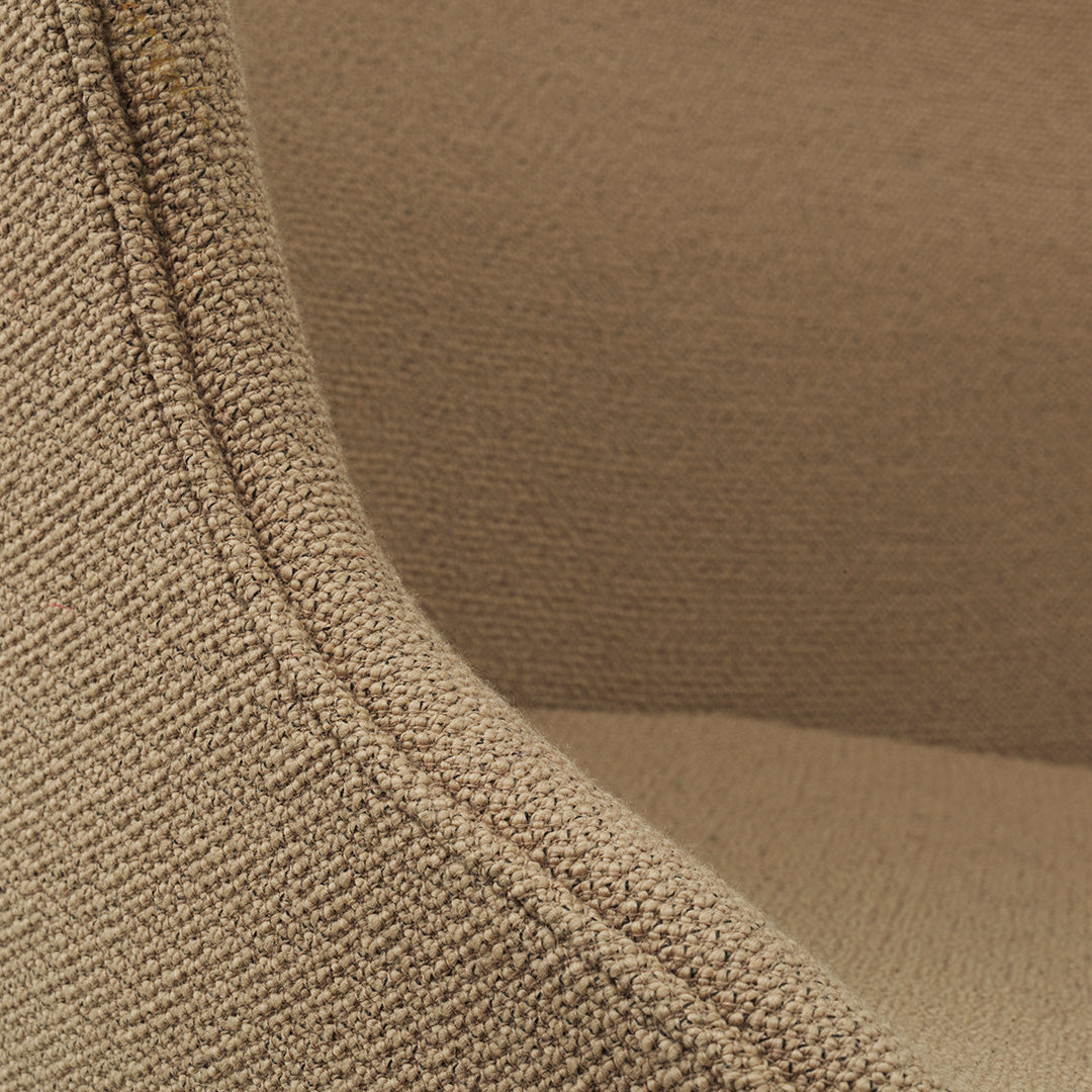 Poltrona lounge imbottita bassa girevole Nordic Hygge con forma avvolgente a sponda alta per il soggiorno