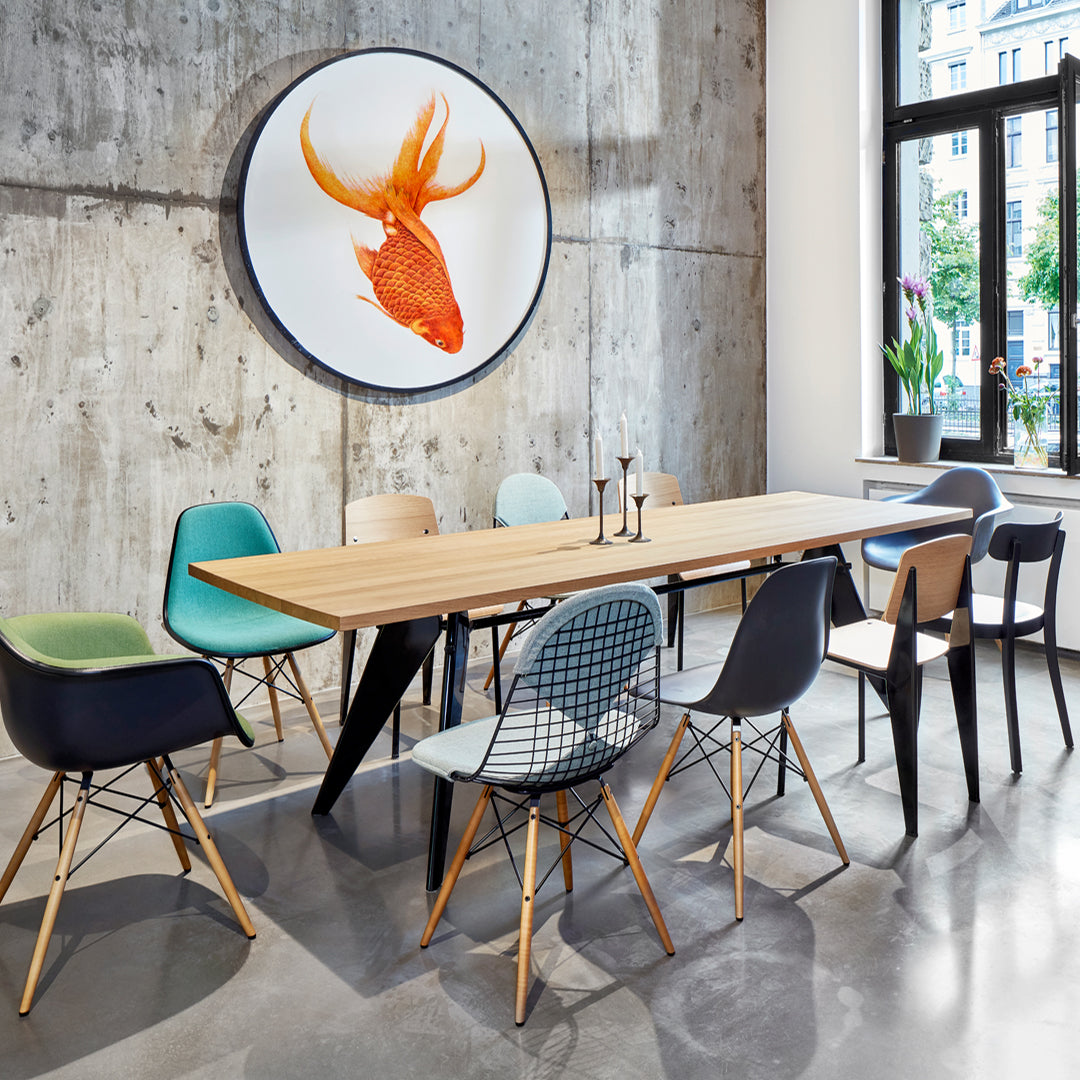 Sedia standard con tubo d'acciaio estetico ingegneristico e legno massello con design strutturale di Jean Prouvé per sala da pranzo