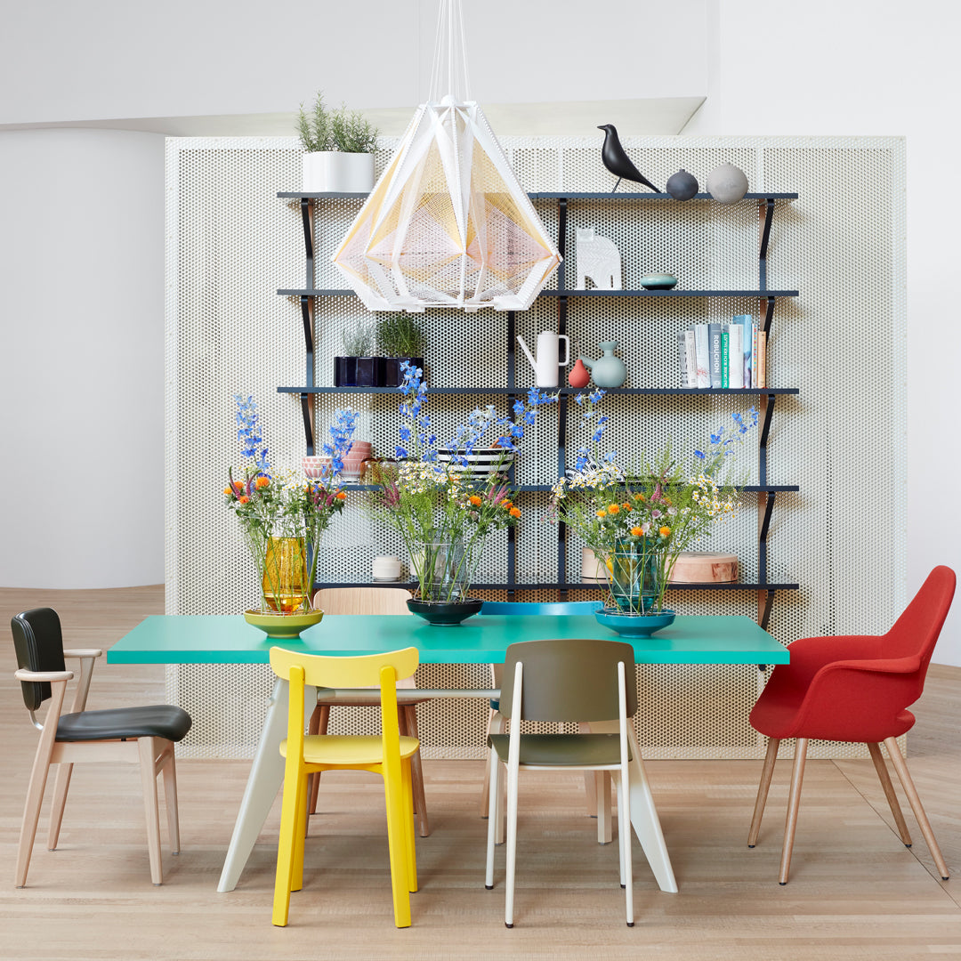 Sedia standard con tubo d'acciaio estetico ingegneristico e legno massello con design strutturale di Jean Prouvé per sala da pranzo