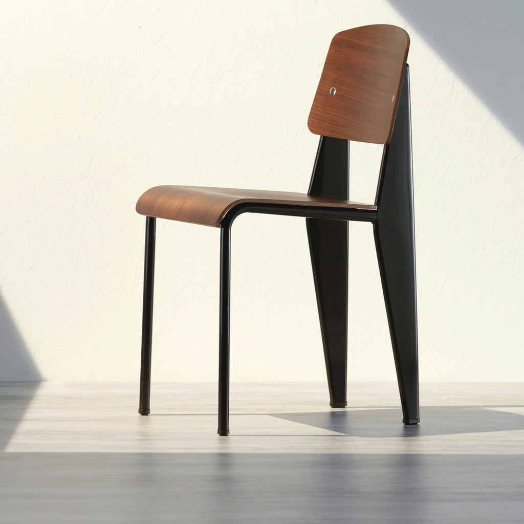 Sedia standard con tubo d'acciaio estetico ingegneristico e legno massello con design strutturale di Jean Prouvé per sala da pranzo