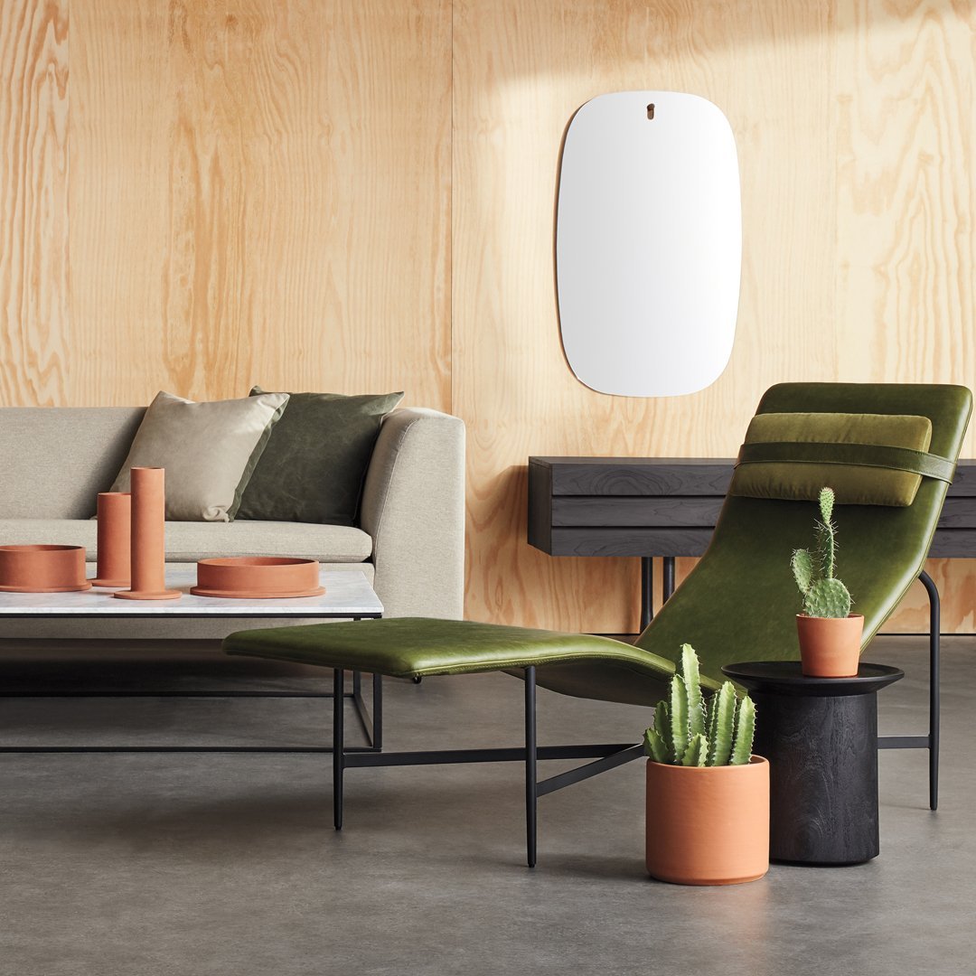 Chaise longue contemporanea industriale in pelle e acciaio con cuscino lombare scorrevole per soggiorno