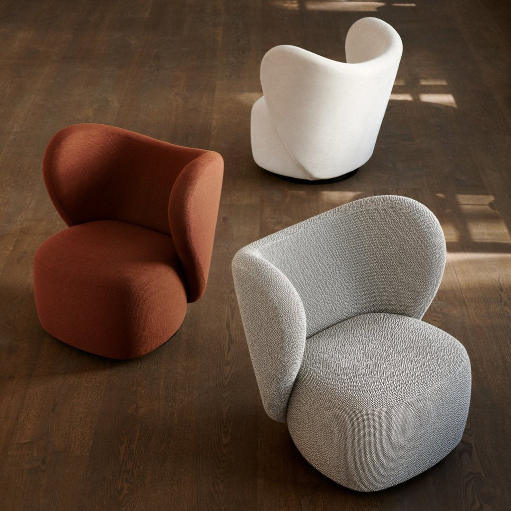 Poltrona lounge girevole imbottita scultorea organica con base girevole a scomparsa per soggiorno