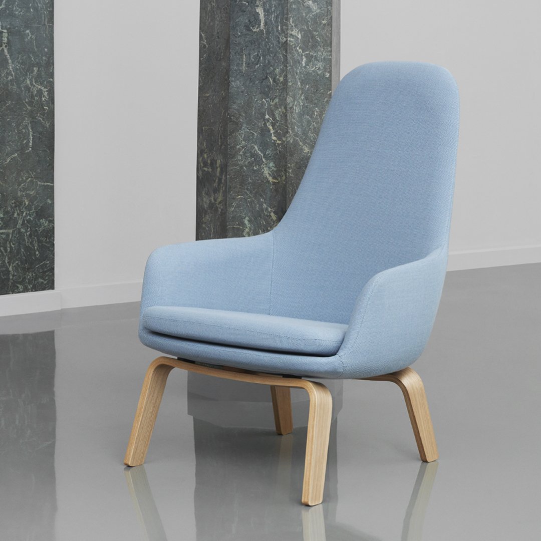 Sedia lounge alta classica nordica imbottita con gambe in acciaio e schienale con supporto per il collo per soggiorno