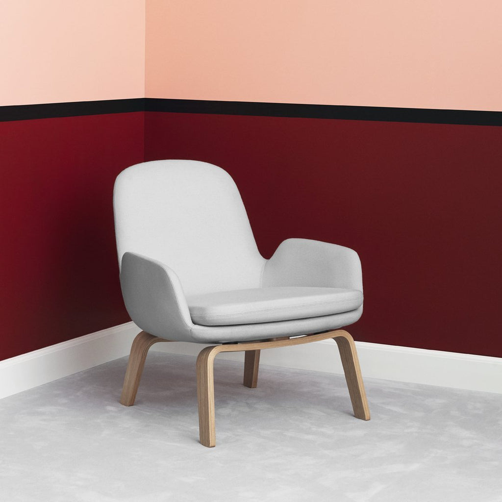 Poltrona bassa Nordic Classic imbottita con gambe in legno e ampio cuscino sagomato per il soggiorno