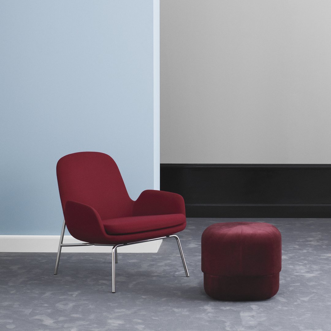 Poltrona bassa Nordic Classic imbottita con gambe in legno e ampio cuscino sagomato per il soggiorno