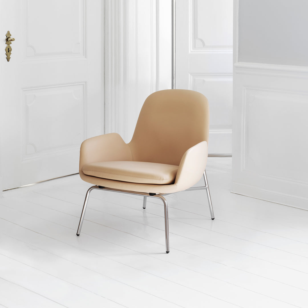 Poltrona bassa Nordic Classic imbottita con gambe in legno e ampio cuscino sagomato per il soggiorno