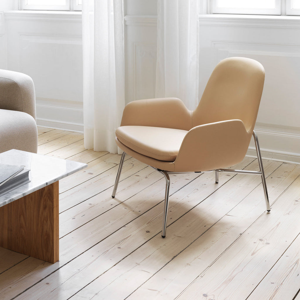 Poltrona bassa Nordic Classic imbottita con gambe in legno e ampio cuscino sagomato per il soggiorno