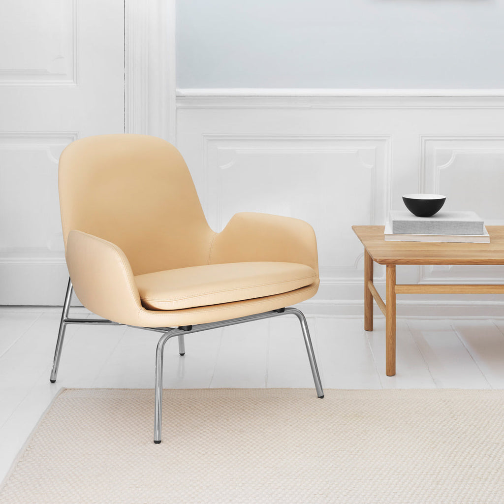 Poltrona bassa Nordic Classic imbottita con gambe in legno e ampio cuscino sagomato per il soggiorno