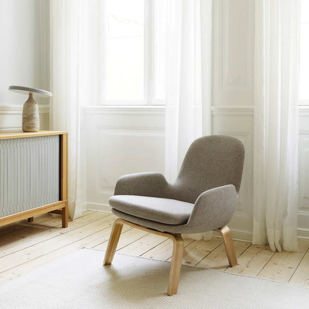 Poltrona bassa Nordic Classic imbottita con gambe in legno e ampio cuscino sagomato per il soggiorno