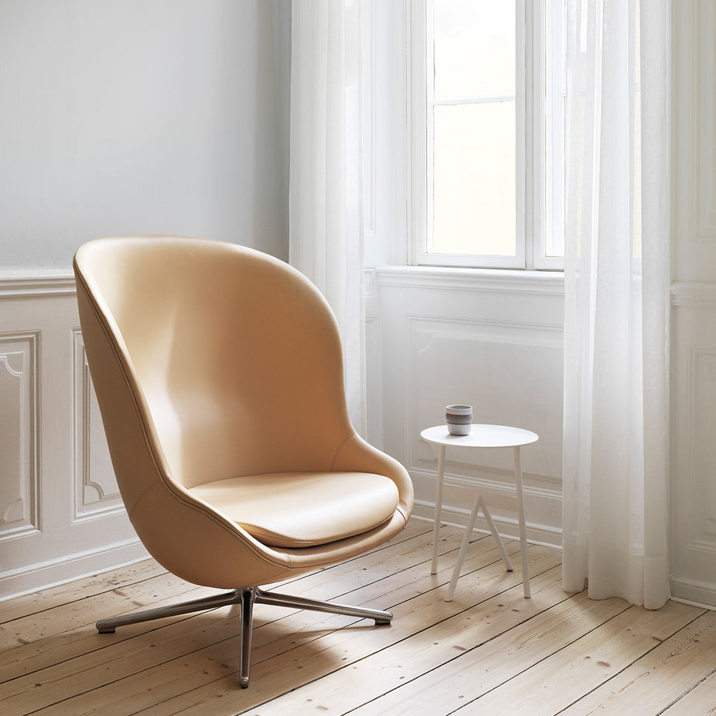 Tavolino d'appoggio minimalista in acciaio con espressione architettonica strutturale per soggiorno