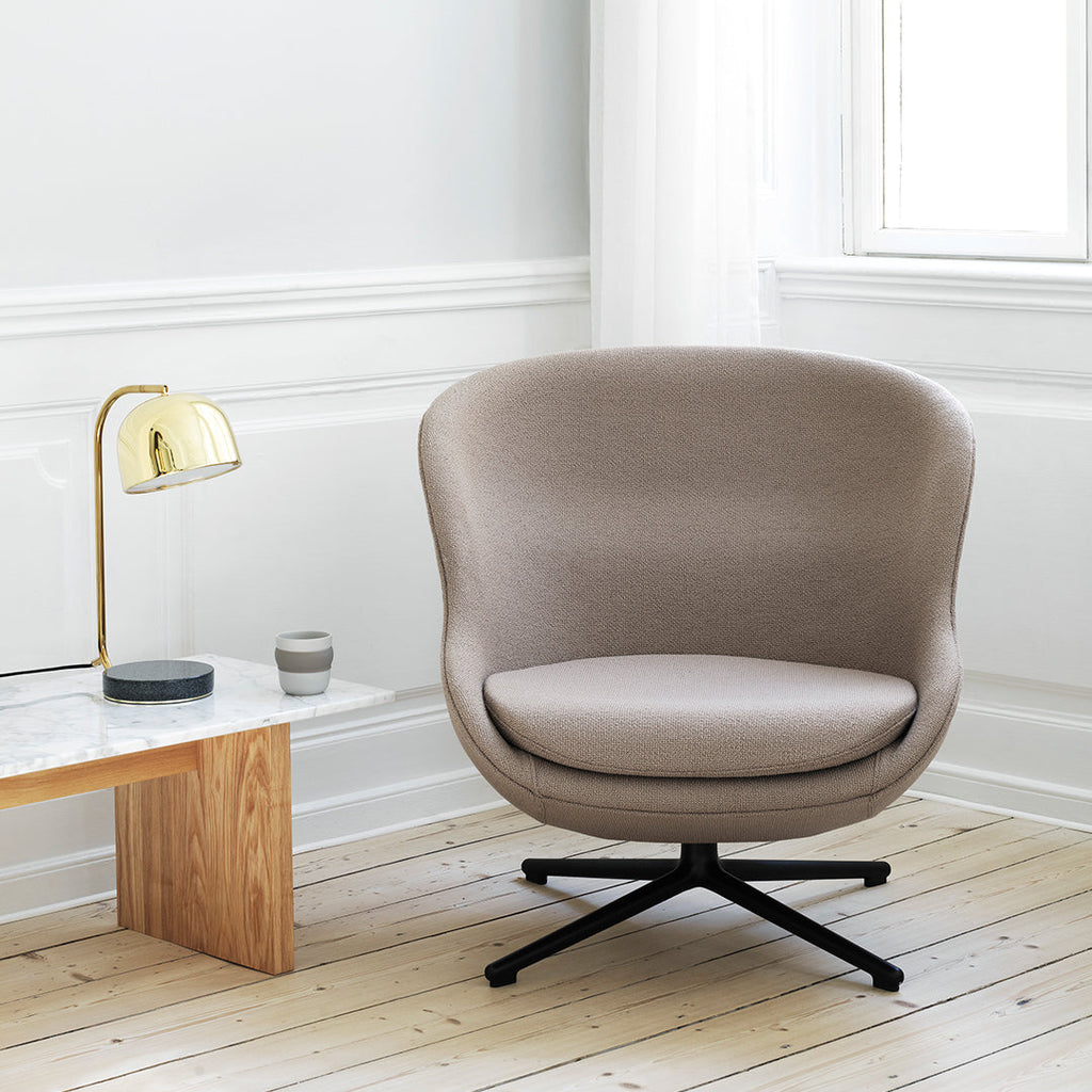Poltrona lounge imbottita bassa girevole Nordic Hygge con forma avvolgente a sponda alta per il soggiorno