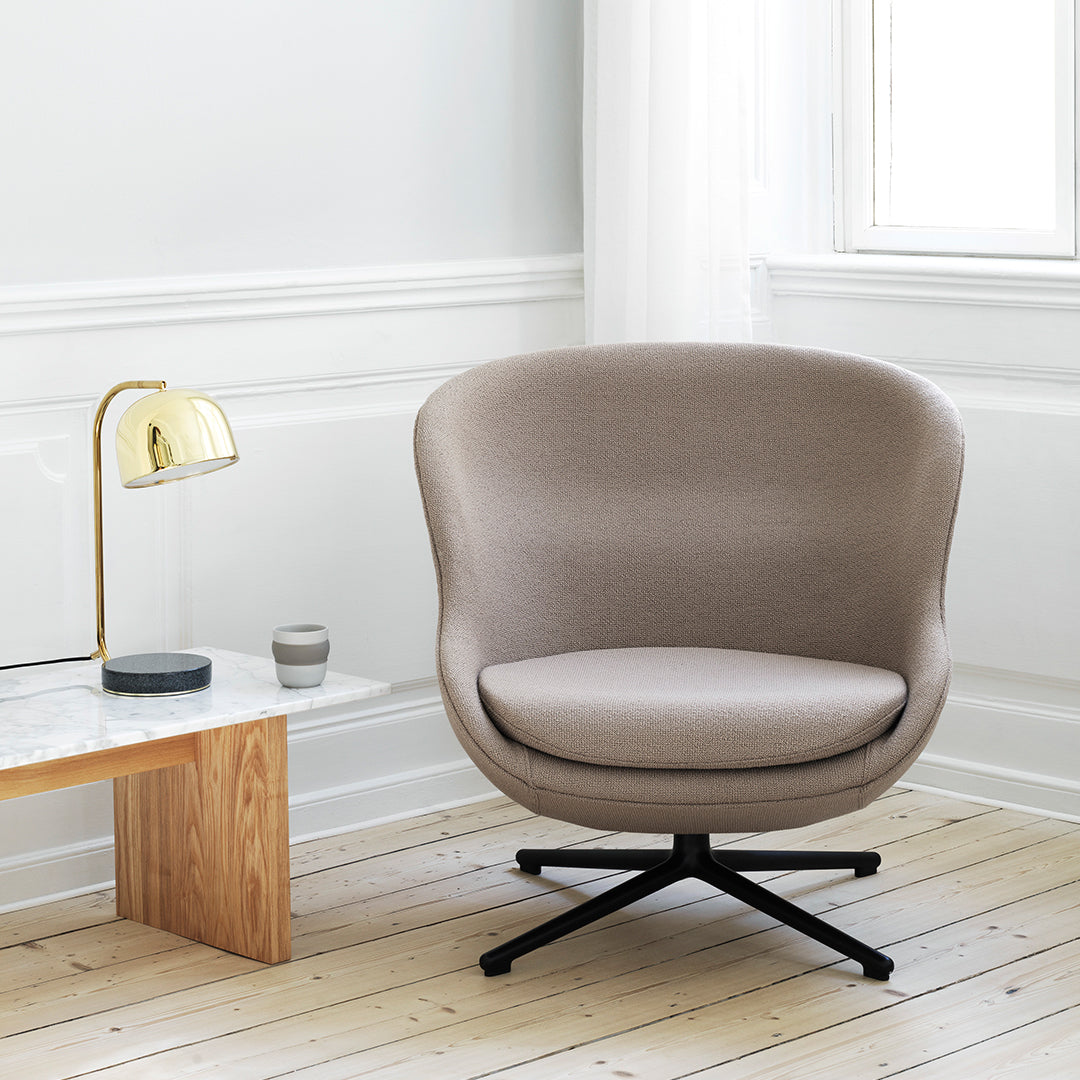 Poltrona lounge imbottita bassa girevole Nordic Hygge con forma avvolgente a sponda alta per il soggiorno
