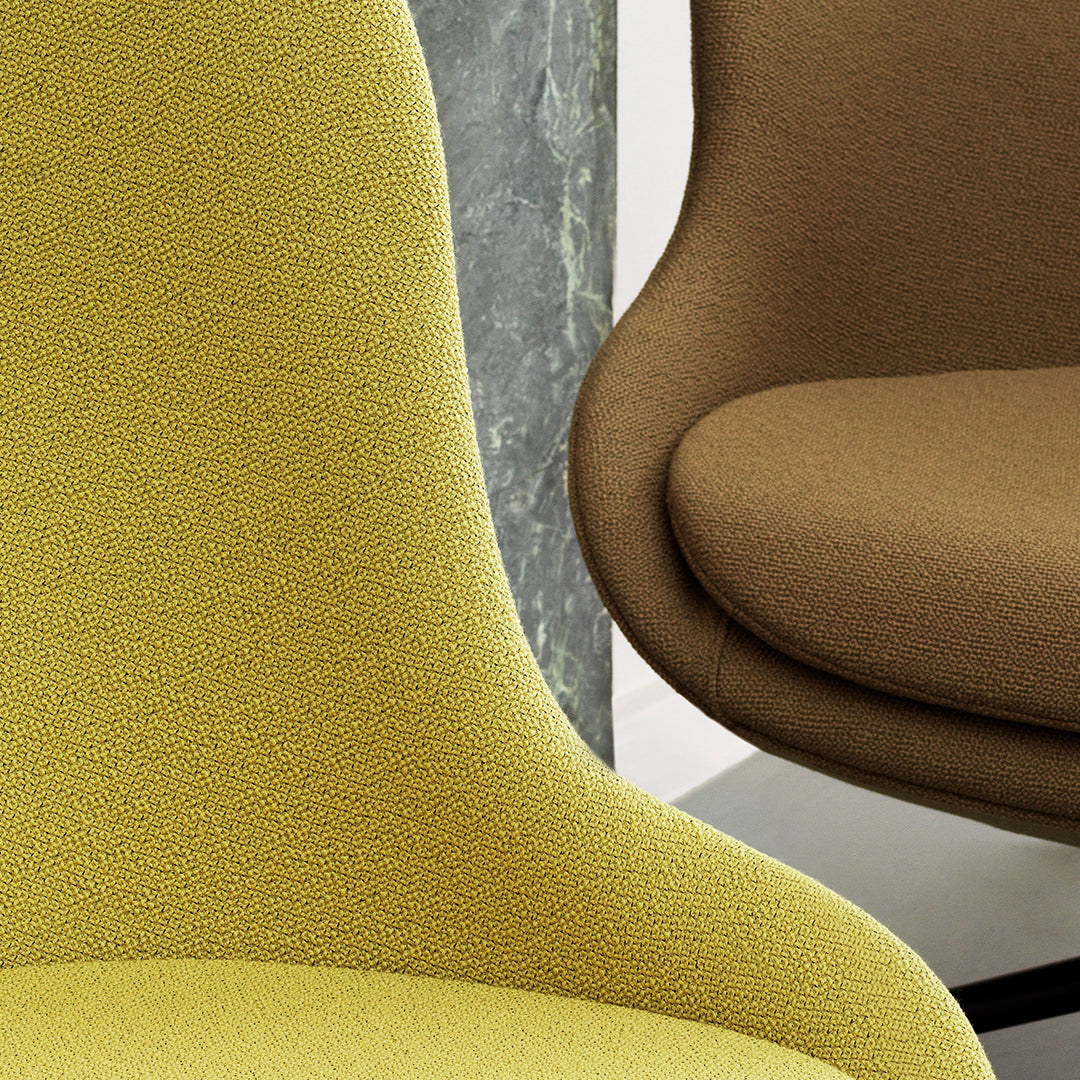 Poltrona lounge imbottita bassa girevole Nordic Hygge con forma avvolgente a sponda alta per il soggiorno