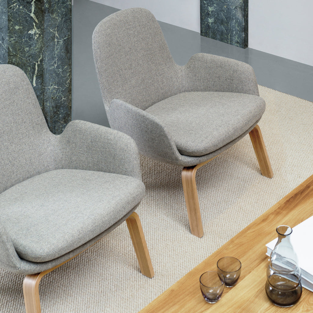 Poltrona bassa Nordic Classic imbottita con gambe in legno e ampio cuscino sagomato per il soggiorno