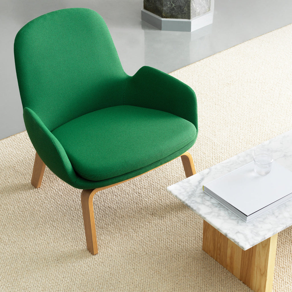 Poltrona bassa Nordic Classic imbottita con gambe in legno e ampio cuscino sagomato per il soggiorno