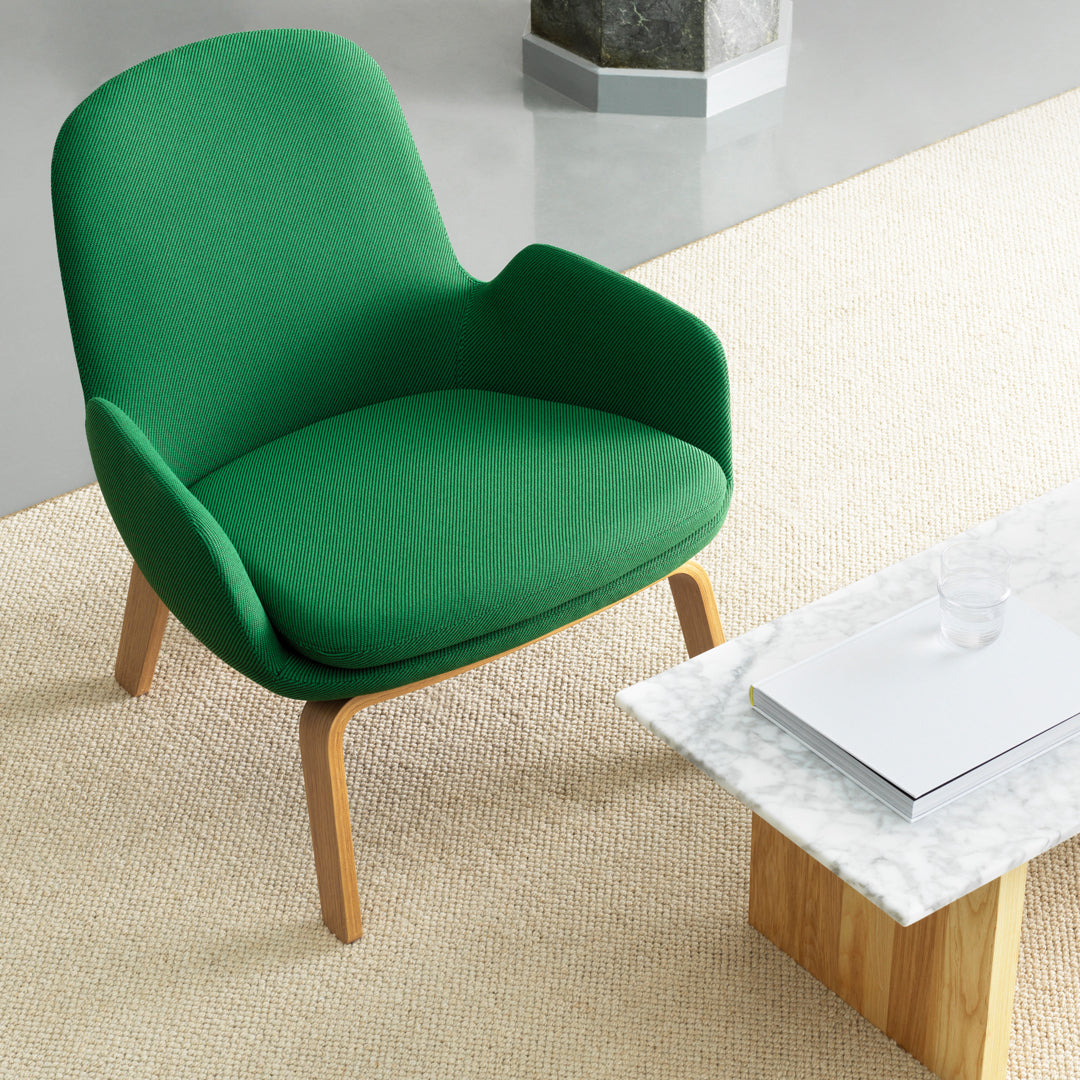 Poltrona bassa Nordic Classic imbottita con gambe in legno e ampio cuscino sagomato per il soggiorno