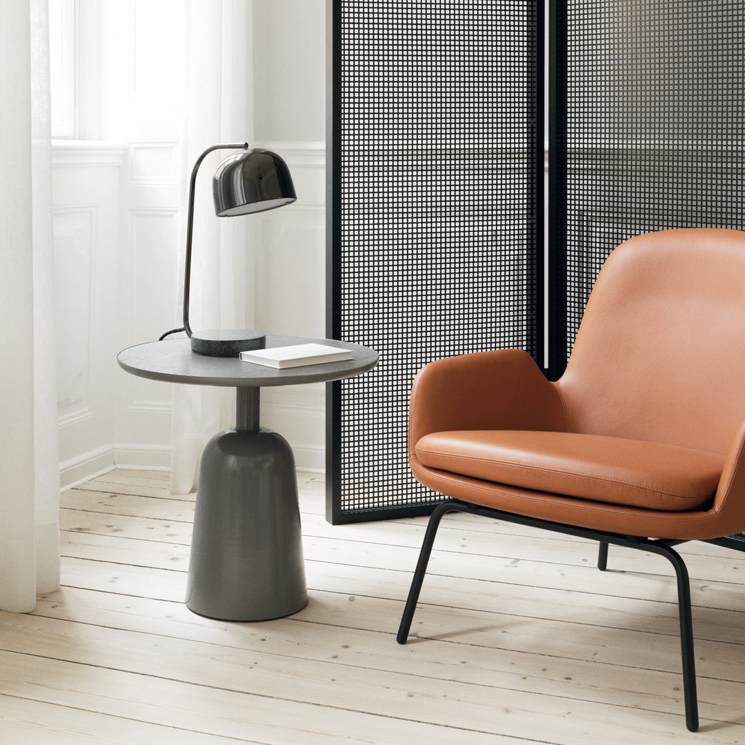 Poltrona bassa Nordic Classic imbottita con gambe in legno e ampio cuscino sagomato per il soggiorno