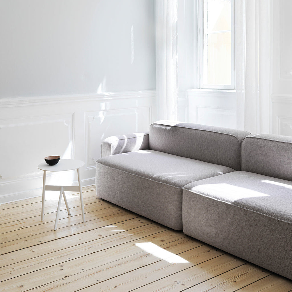 Tavolino d'appoggio minimalista in acciaio con espressione architettonica strutturale per soggiorno