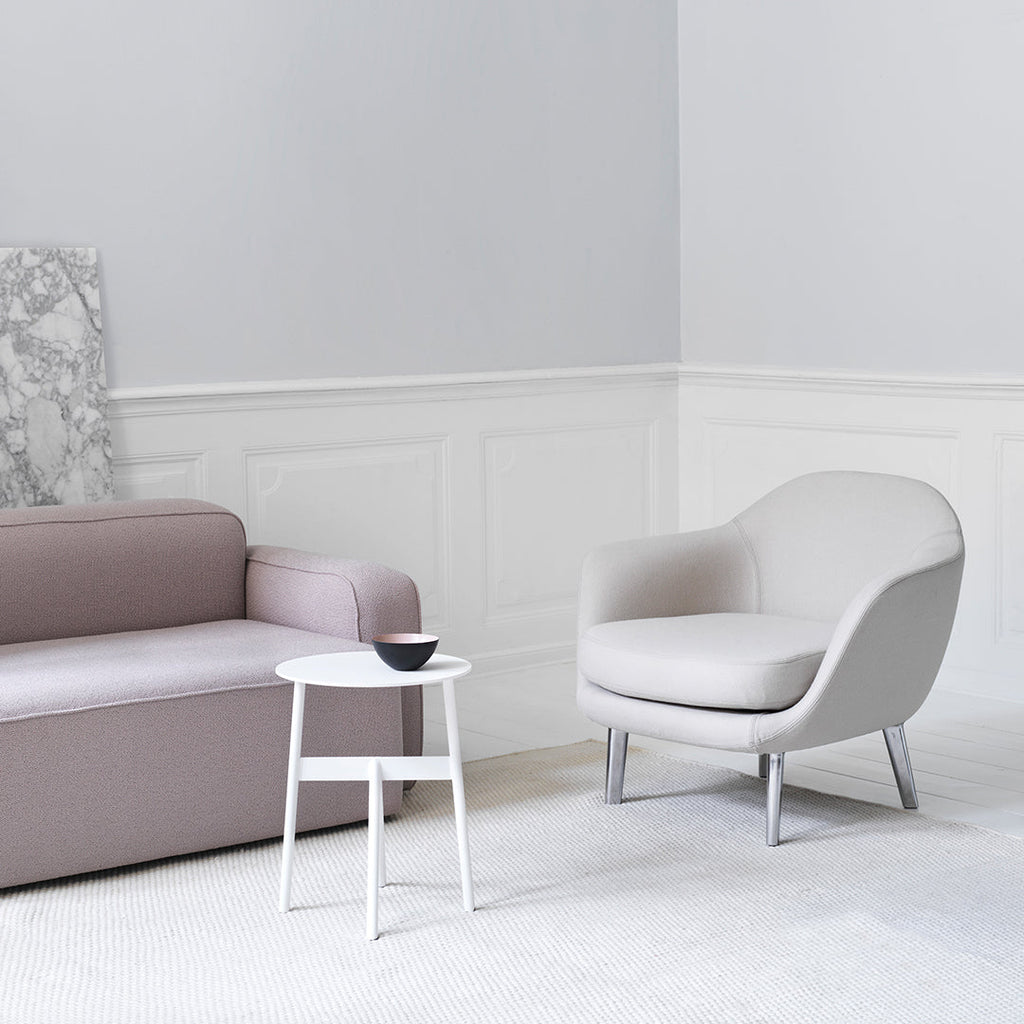 Tavolino d'appoggio minimalista in acciaio con espressione architettonica strutturale per soggiorno