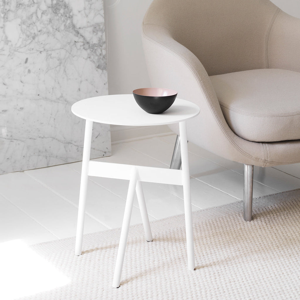Tavolino d'appoggio minimalista in acciaio con espressione architettonica strutturale per soggiorno