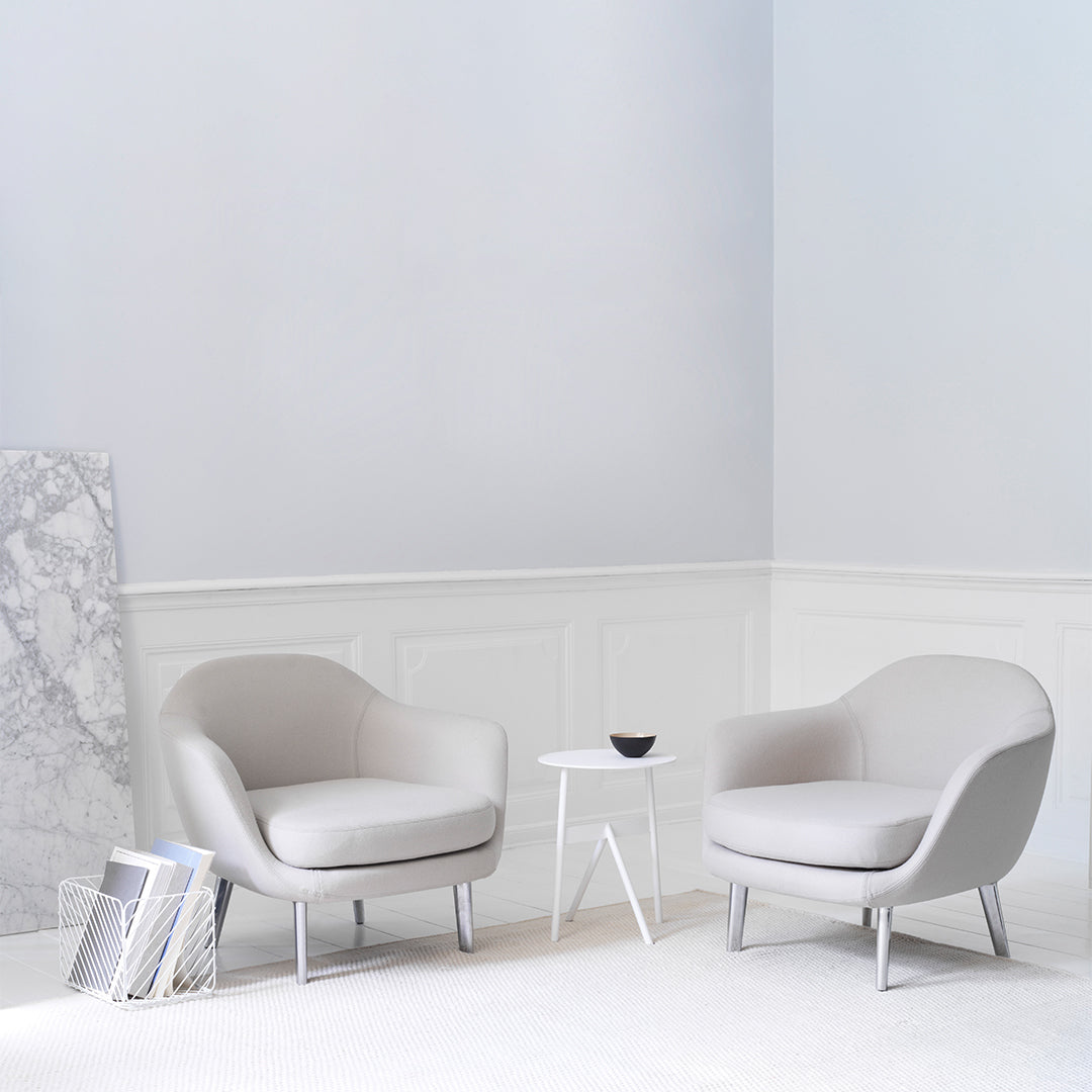 Tavolino d'appoggio minimalista in acciaio con espressione architettonica strutturale per soggiorno