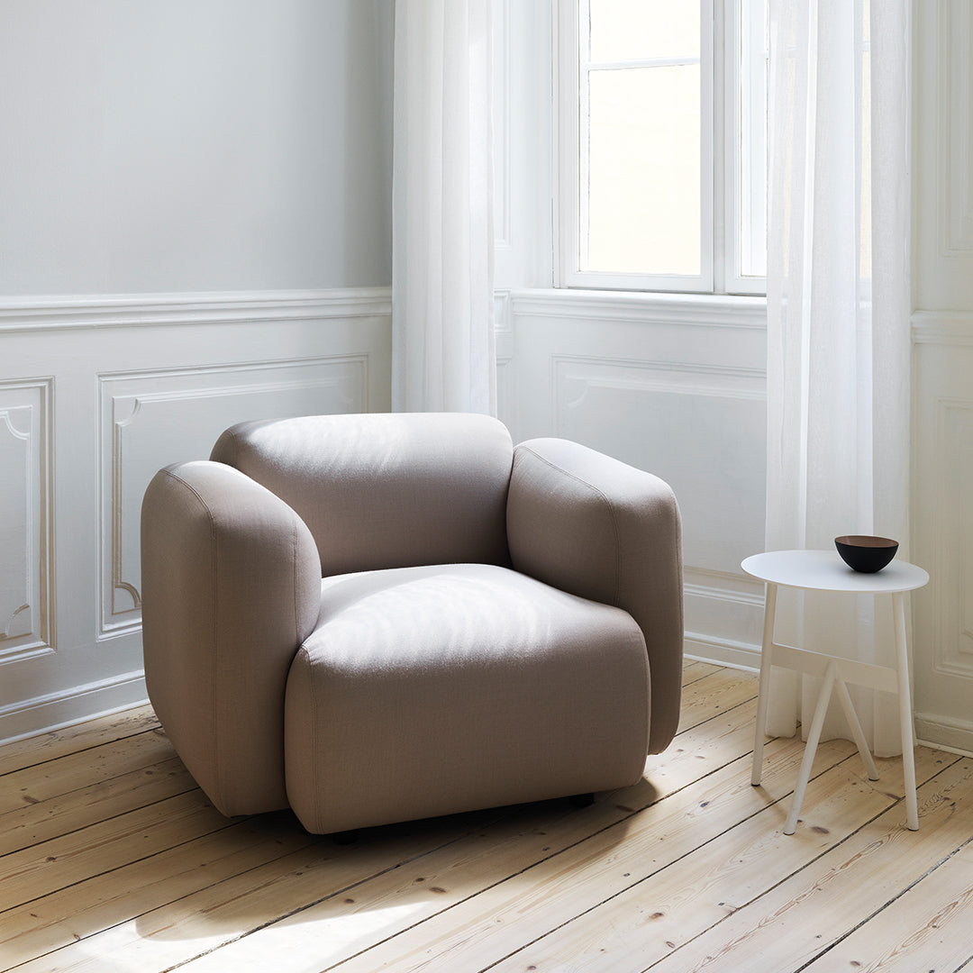 Tavolino d'appoggio minimalista in acciaio con espressione architettonica strutturale per soggiorno