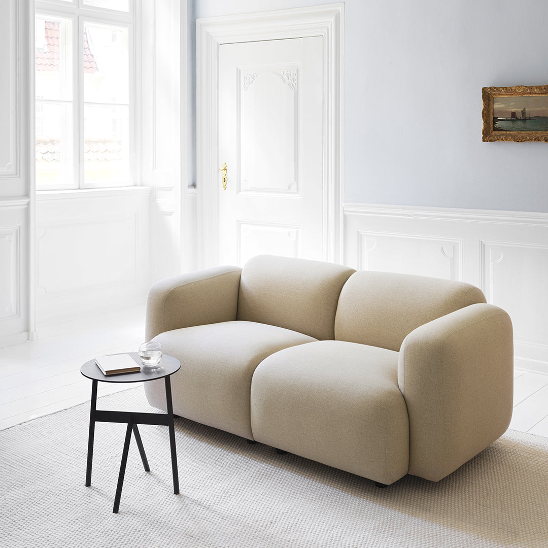 Tavolino d'appoggio minimalista in acciaio con espressione architettonica strutturale per soggiorno