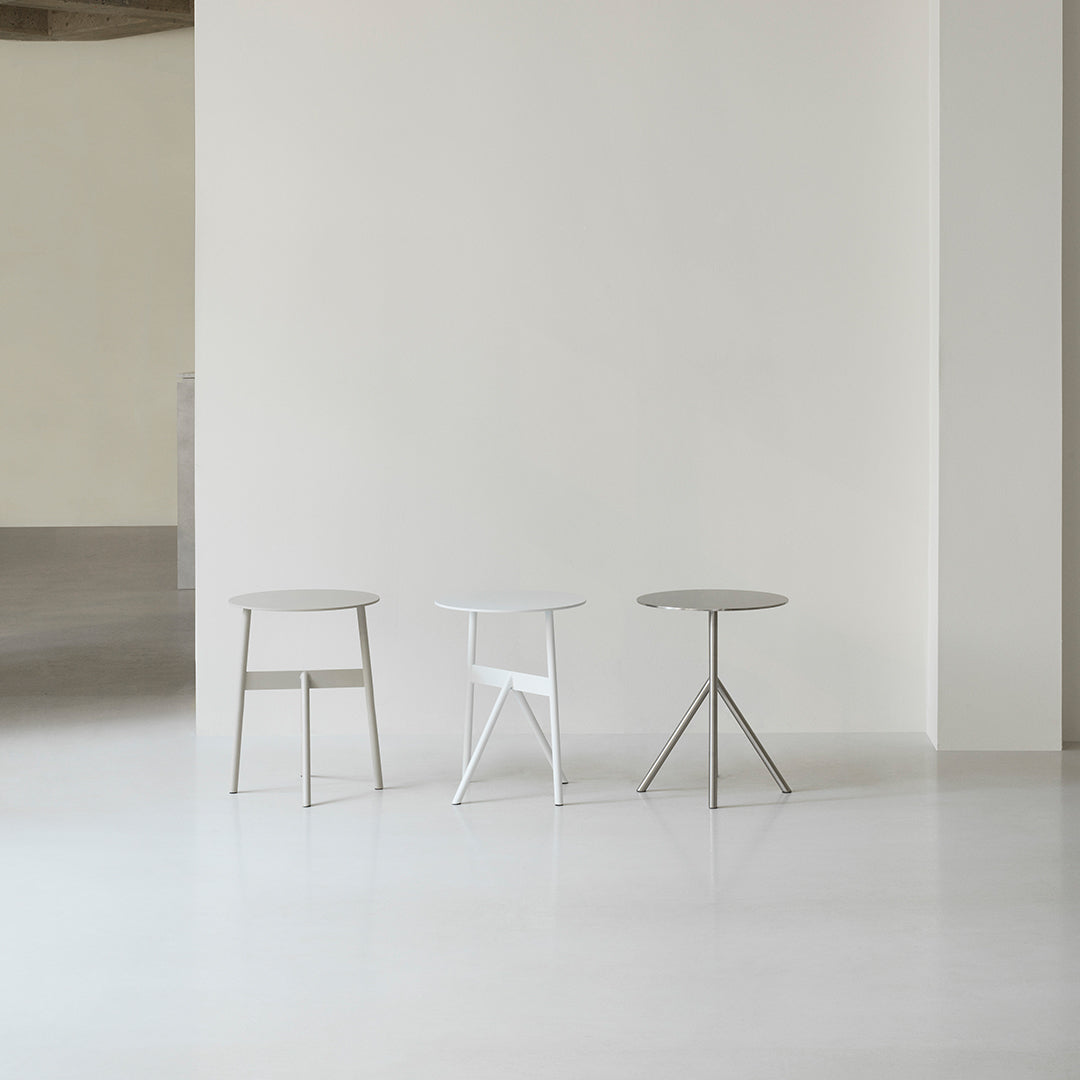 Tavolino d'appoggio minimalista in acciaio con espressione architettonica strutturale per soggiorno