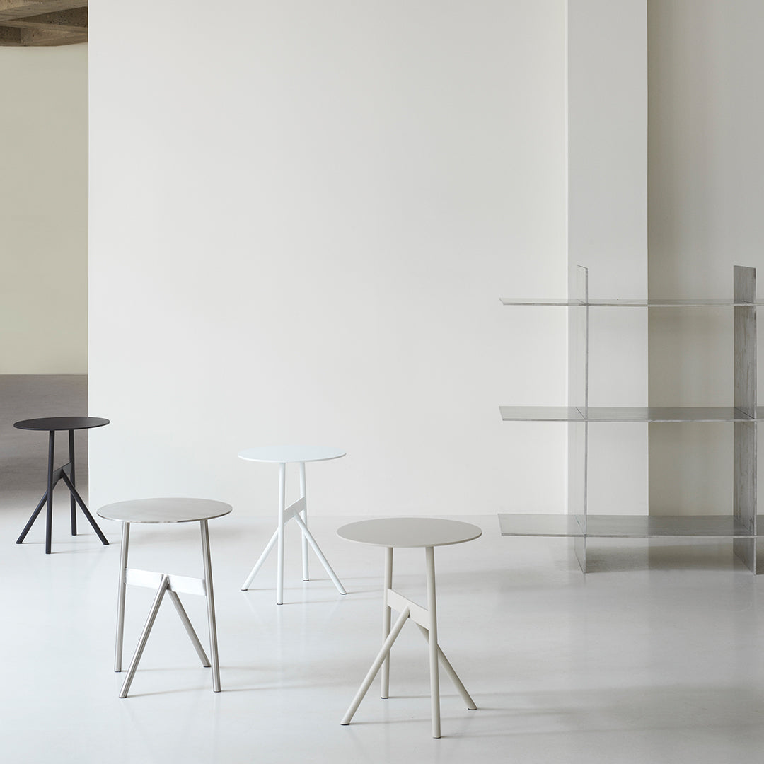 Tavolino d'appoggio minimalista in acciaio con espressione architettonica strutturale per soggiorno