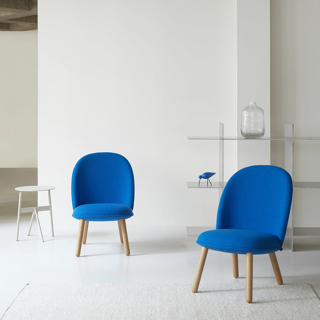 Tavolino d'appoggio minimalista in acciaio con espressione architettonica strutturale per soggiorno