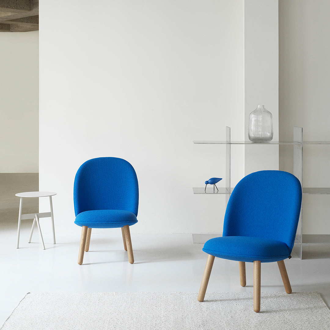 Tavolino d'appoggio minimalista in acciaio con espressione architettonica strutturale per soggiorno