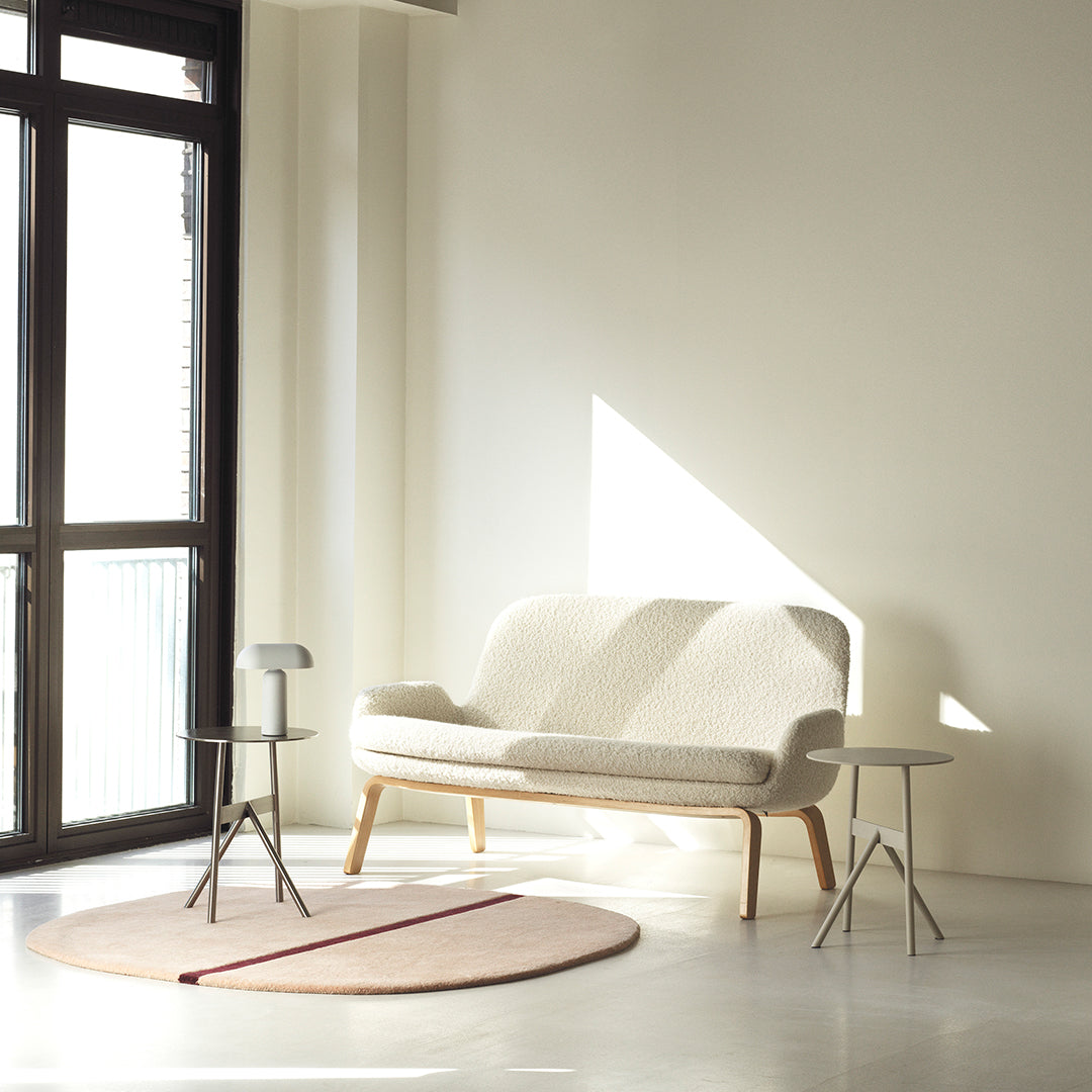 Tavolino d'appoggio minimalista in acciaio con espressione architettonica strutturale per soggiorno