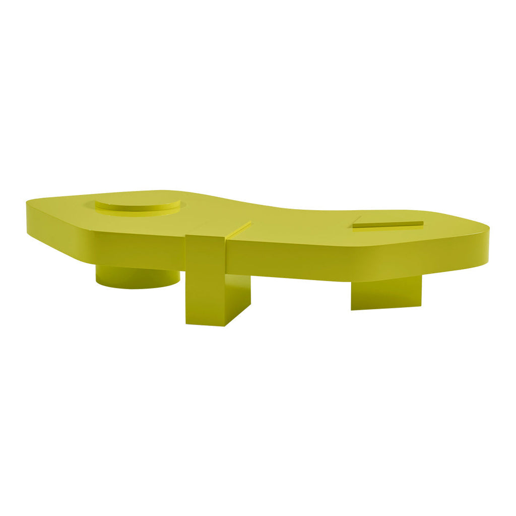 Tavolino Memphis-Style laccato lucido con piano irregolare oversize e tre gambe geometriche per il salotto