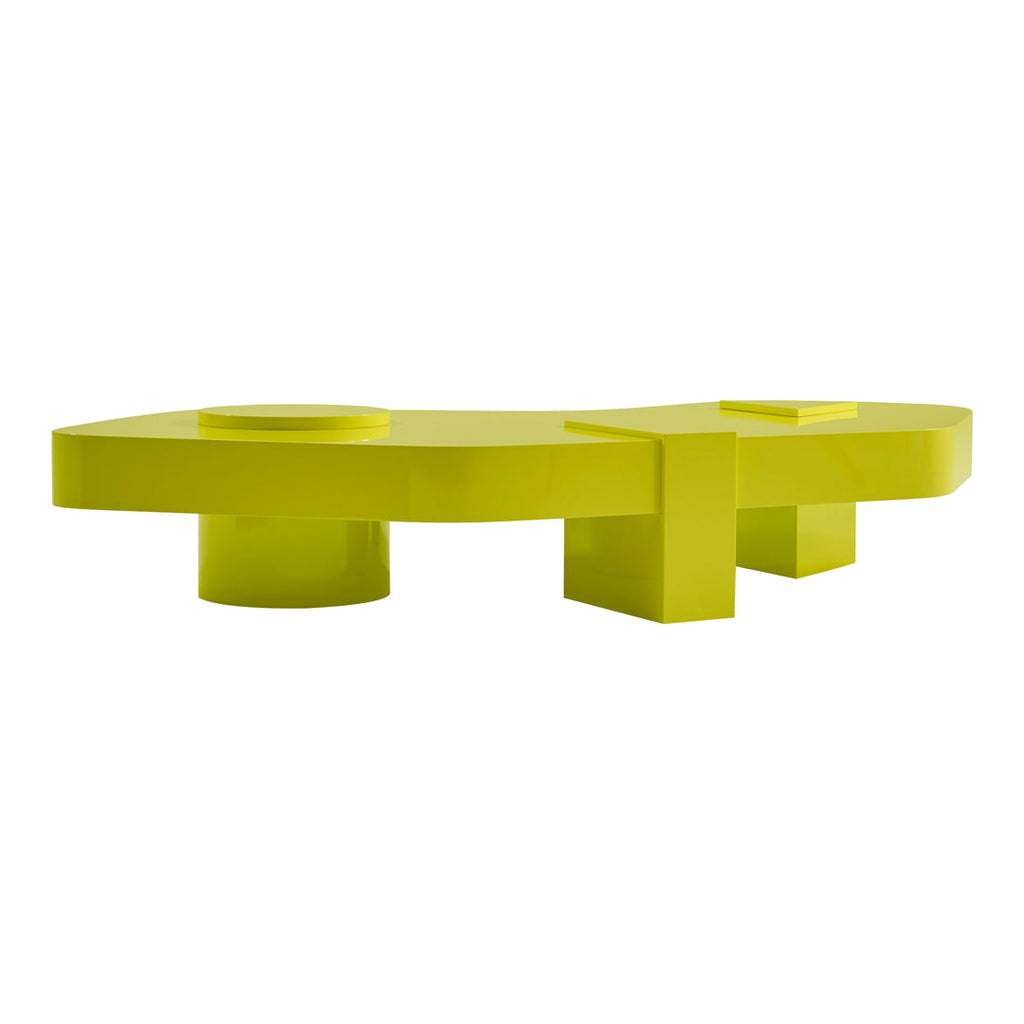 Tavolino Memphis-Style laccato lucido con piano irregolare oversize e tre gambe geometriche per il salotto