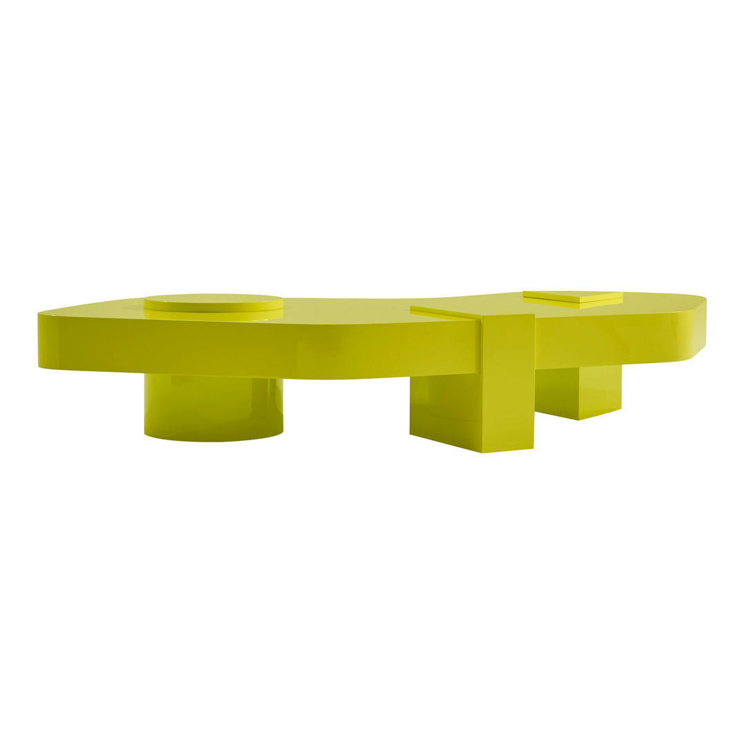 Tavolino Memphis-Style laccato lucido con piano irregolare oversize e tre gambe geometriche per il salotto