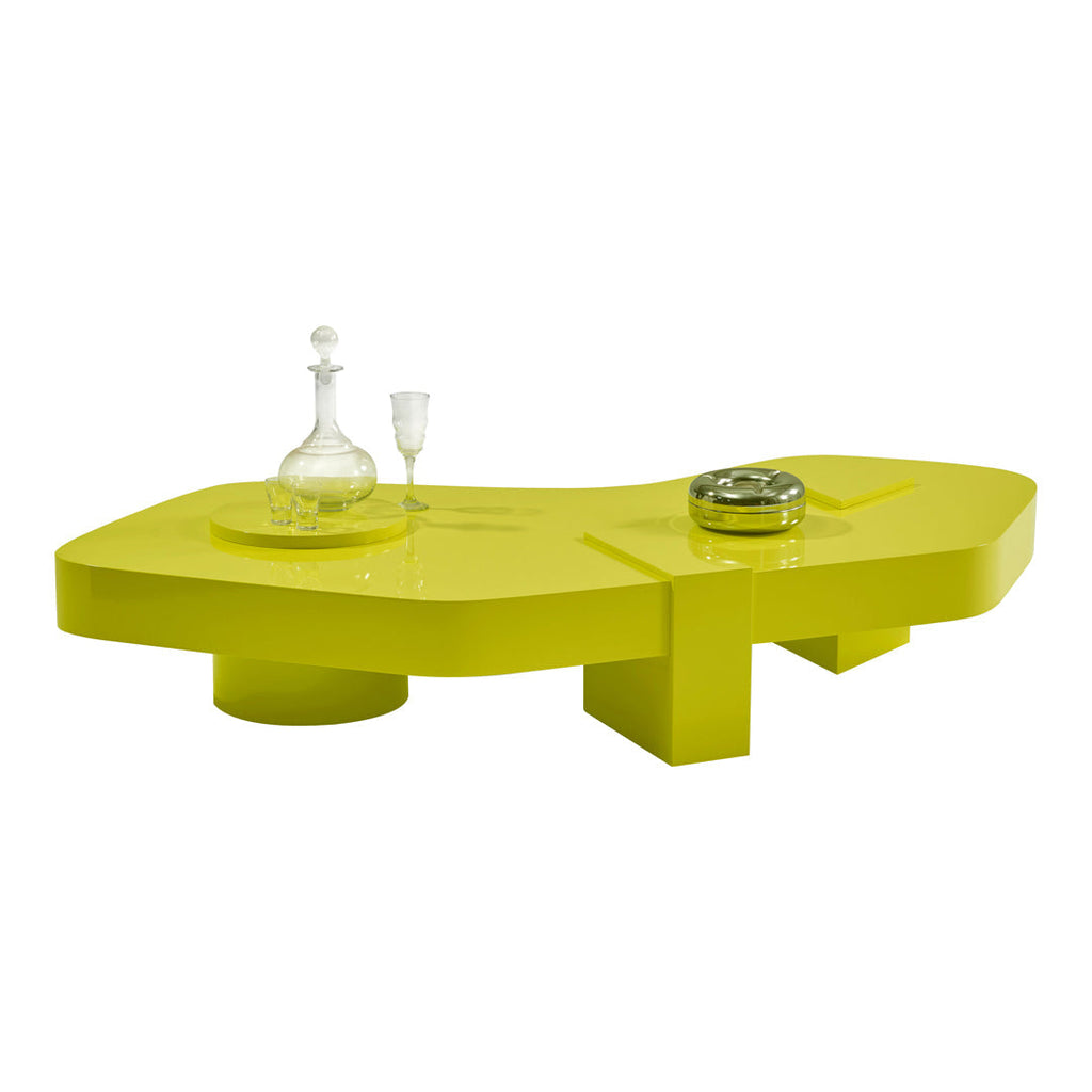 Tavolino Memphis-Style laccato lucido con piano irregolare oversize e tre gambe geometriche per il salotto